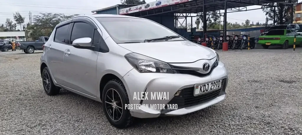 Toyota Vitz 2015 Silver