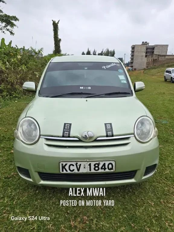 Toyota Sienta 2015 Green