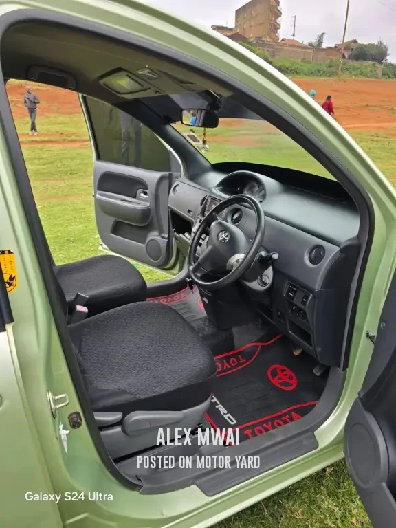 Toyota Sienta 2015 Green