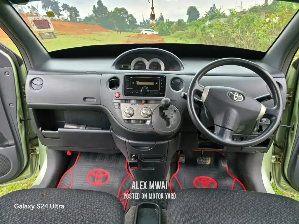 Toyota Sienta 2015 Green