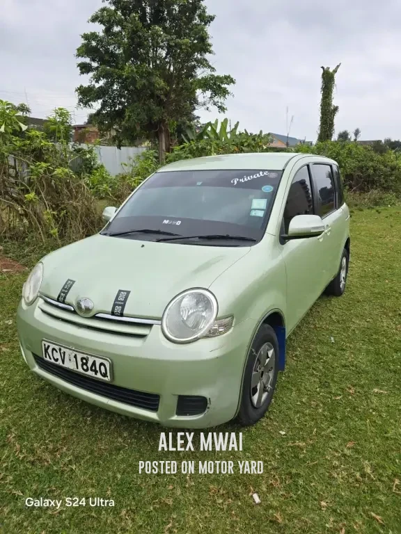 Toyota Sienta 2015 Green