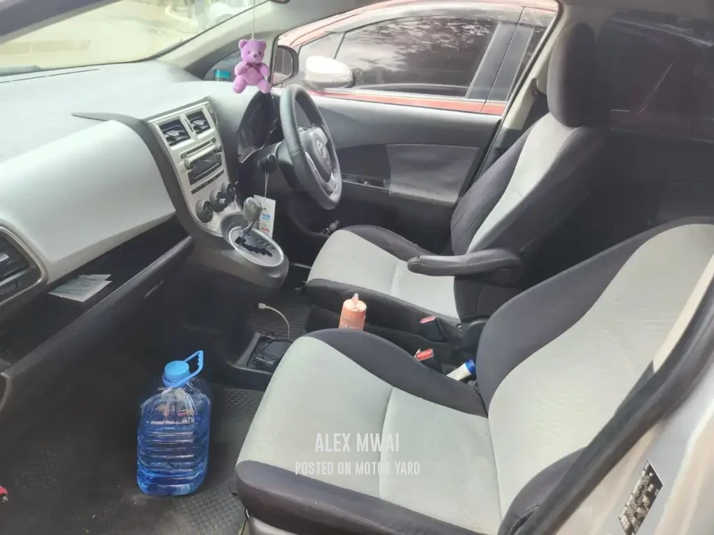 Toyota Ractis 2011 Silver