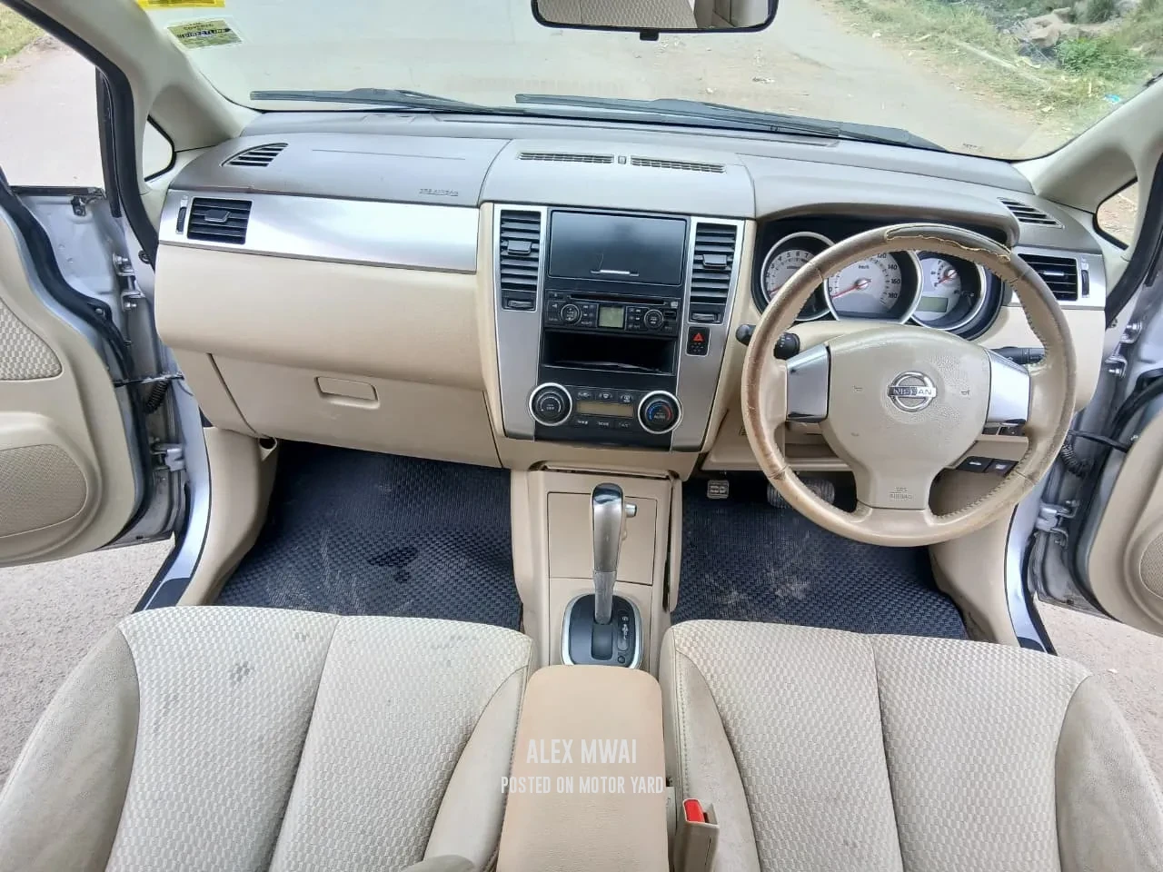 Nissan Tiida 2010 Silver