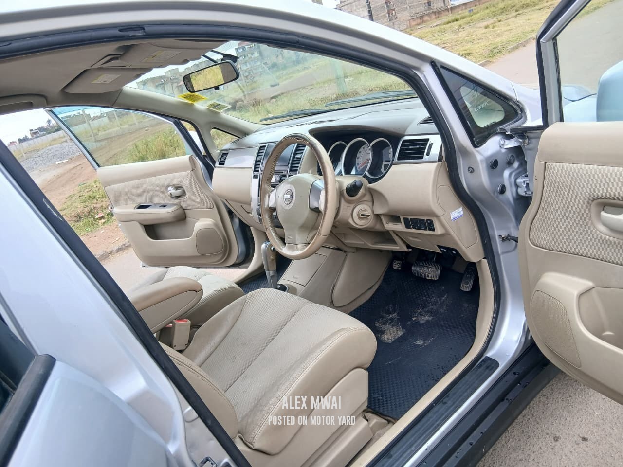 Nissan Tiida 2010 Silver