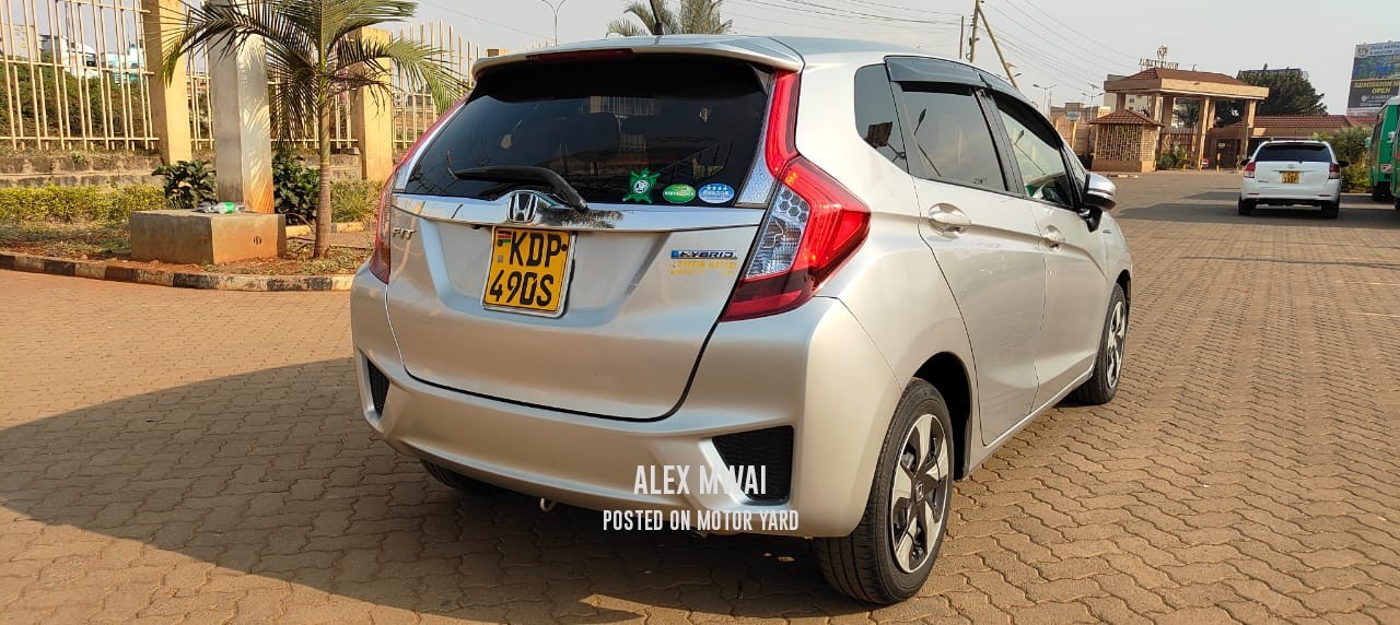 Honda Fit Hybrid 2017 Silver