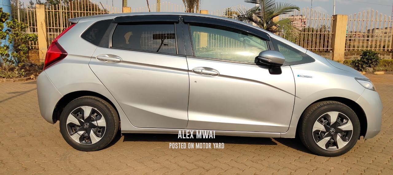 Honda Fit Hybrid 2017 Silver