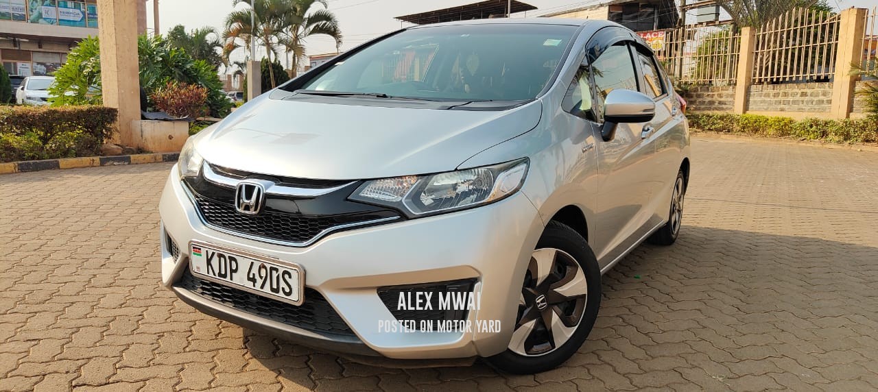 Honda Fit Hybrid 2017 Silver