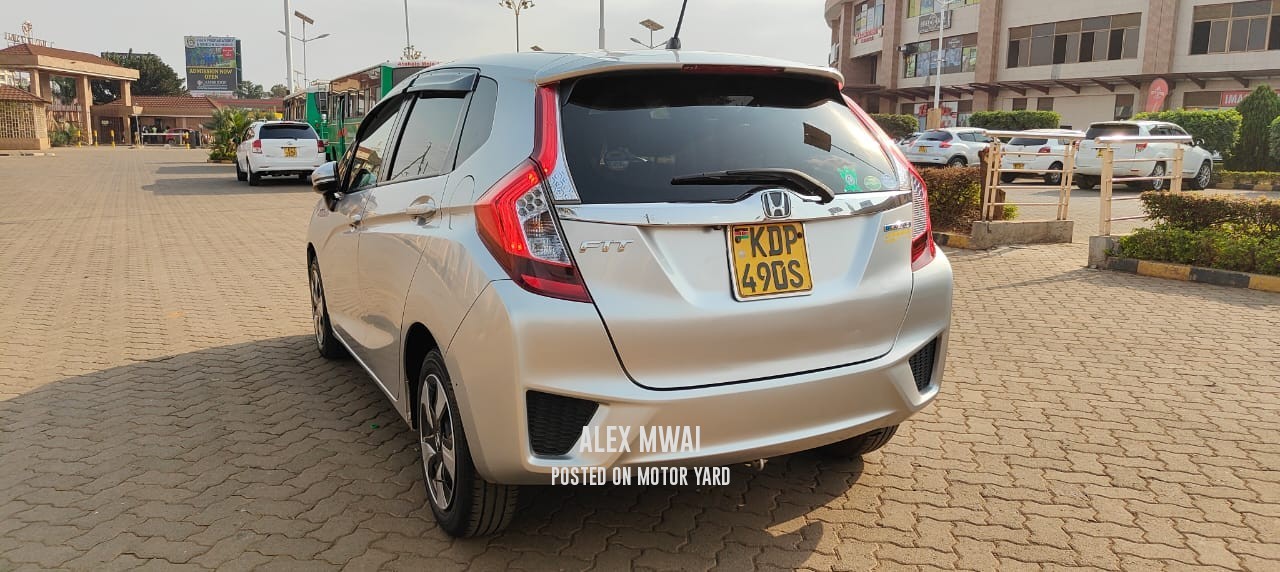 Honda Fit Hybrid 2017 Silver