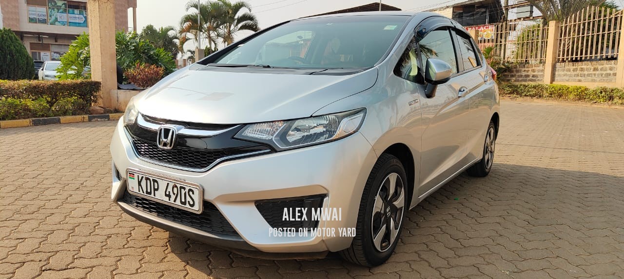 Honda Fit Hybrid 2017 Silver