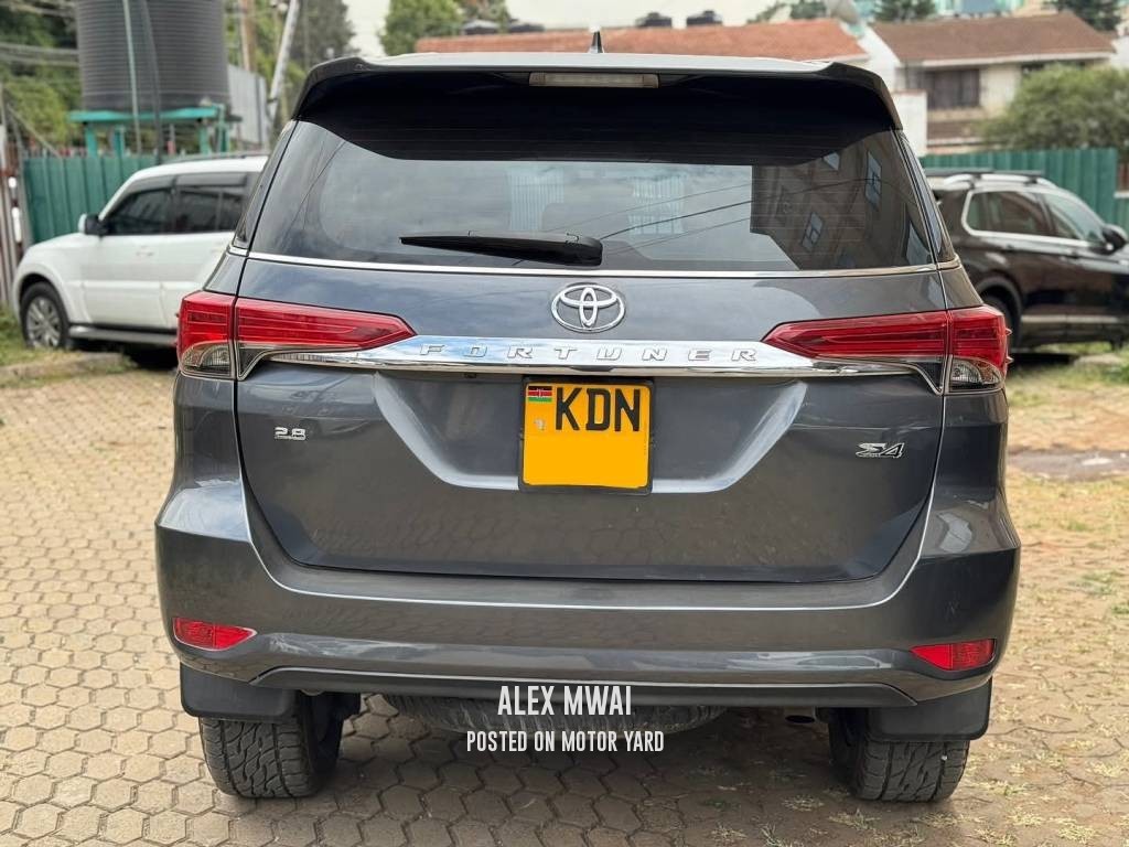 Toyota Fortuner 2016 Black