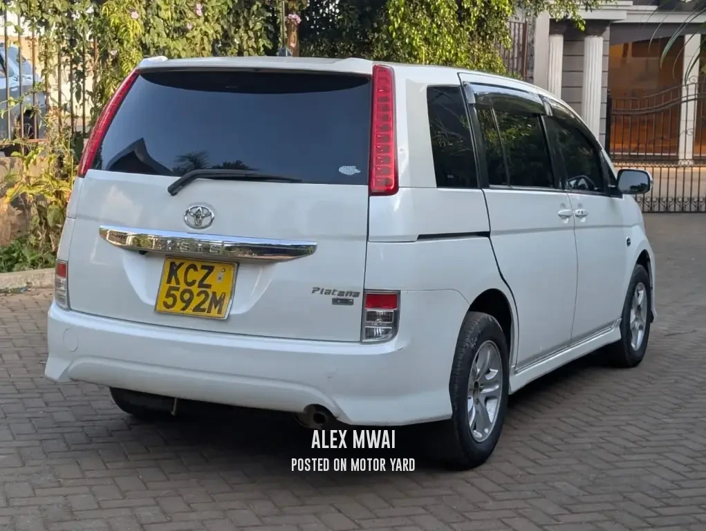 Toyota ISIS 2013 White