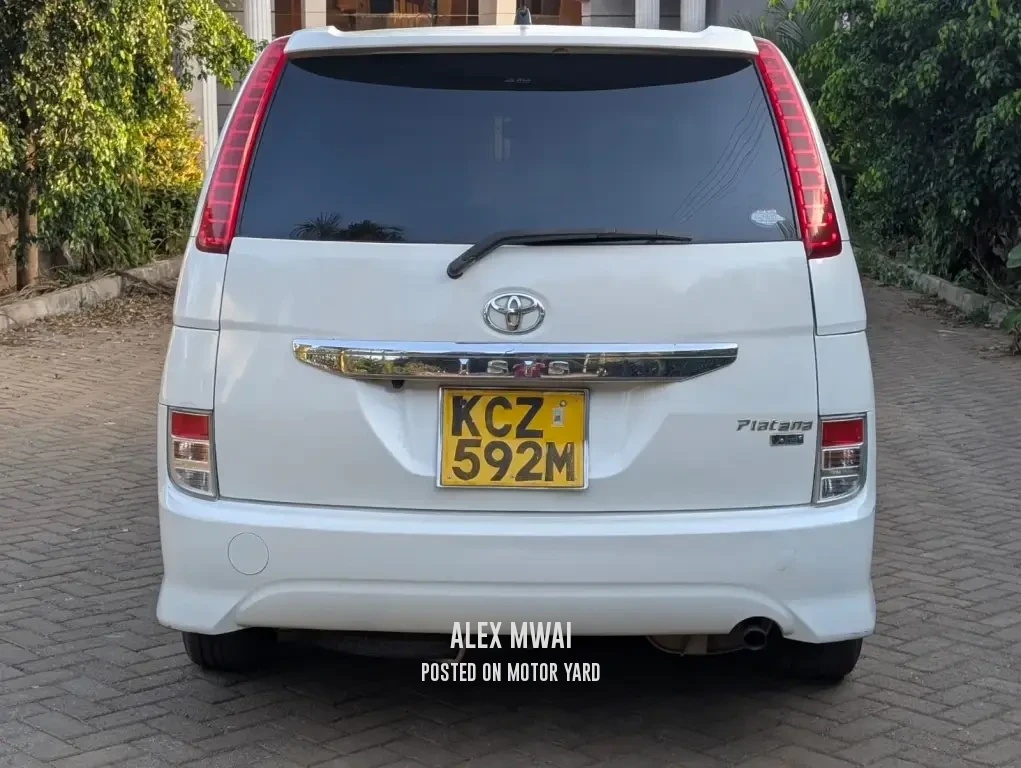 Toyota ISIS 2013 White