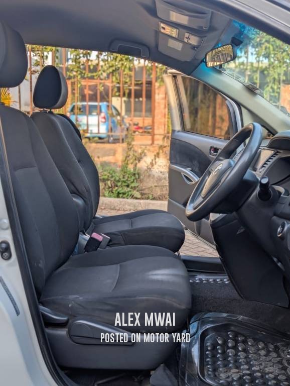 Toyota ISIS 2013 White