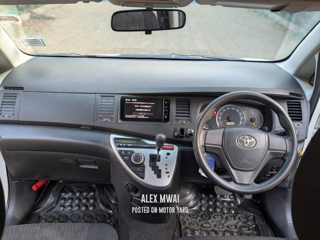 Toyota ISIS 2013 White