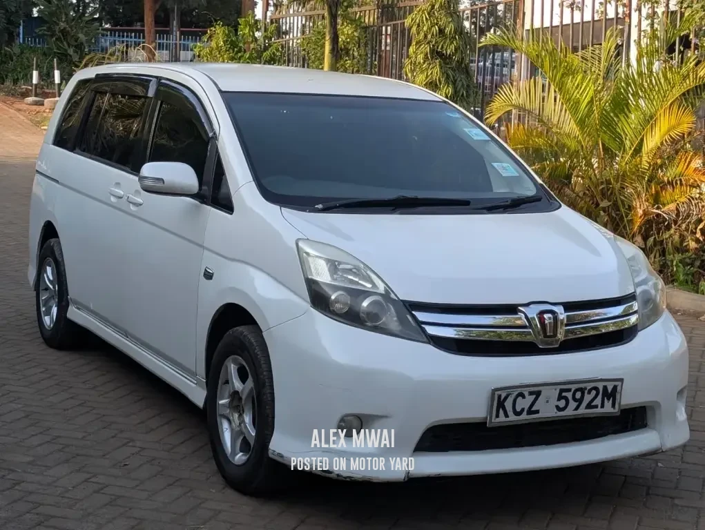 Toyota ISIS 2013 White