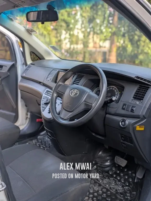 Toyota ISIS 2013 White