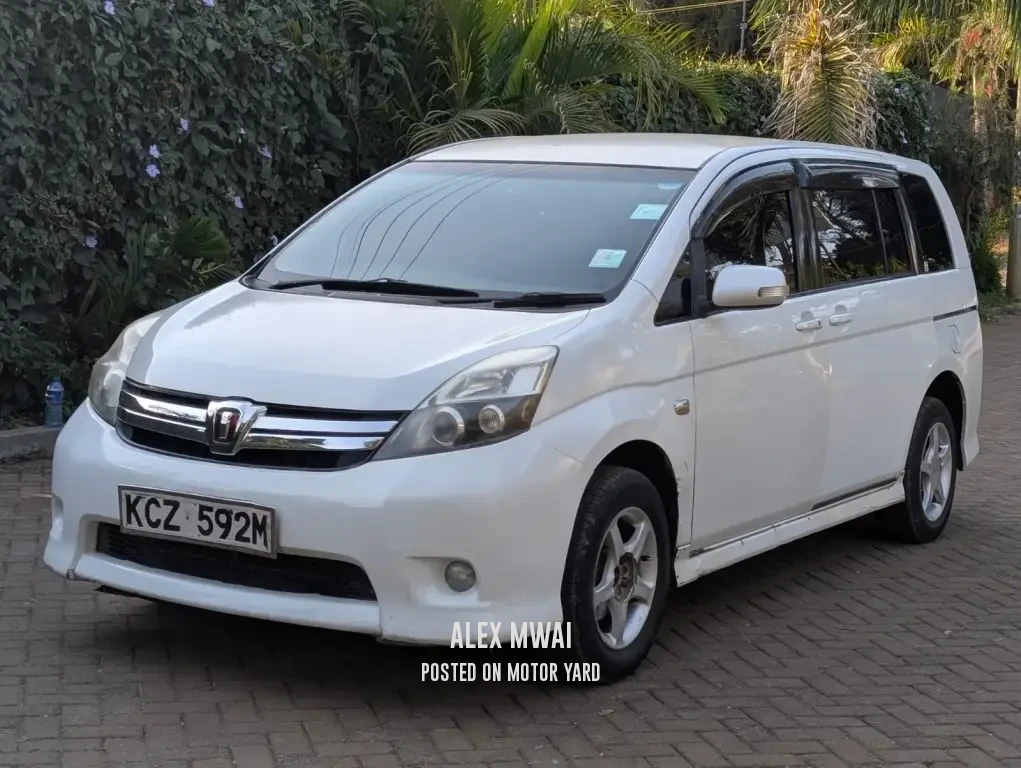 Toyota ISIS 2013 White
