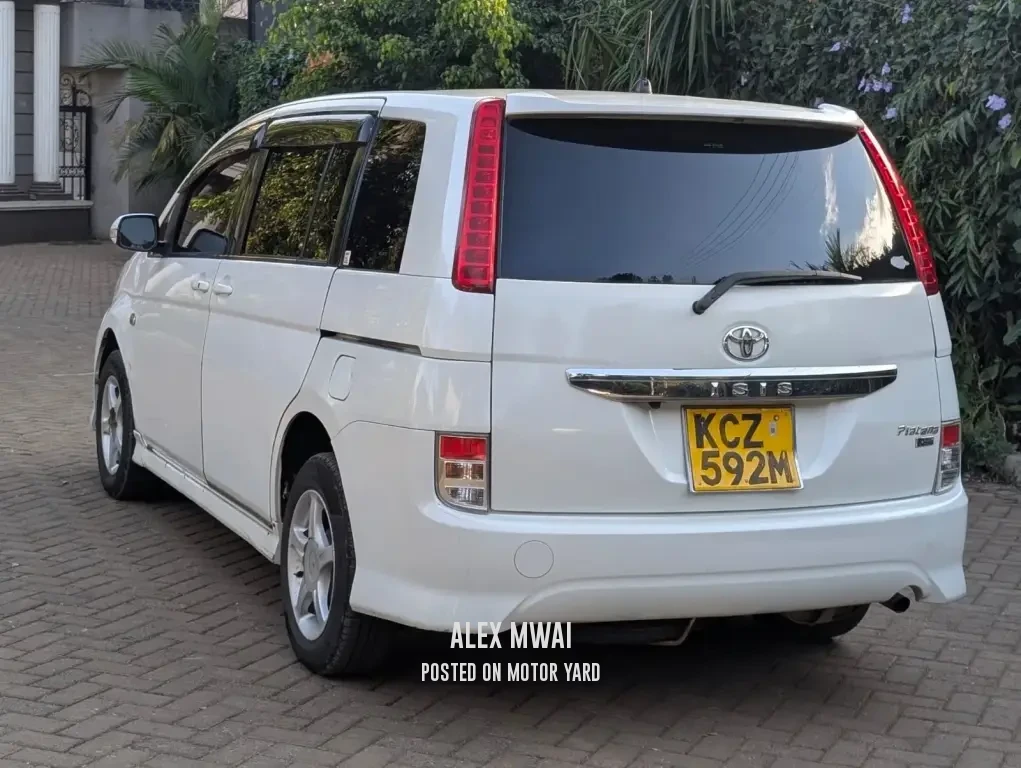 Toyota ISIS 2013 White