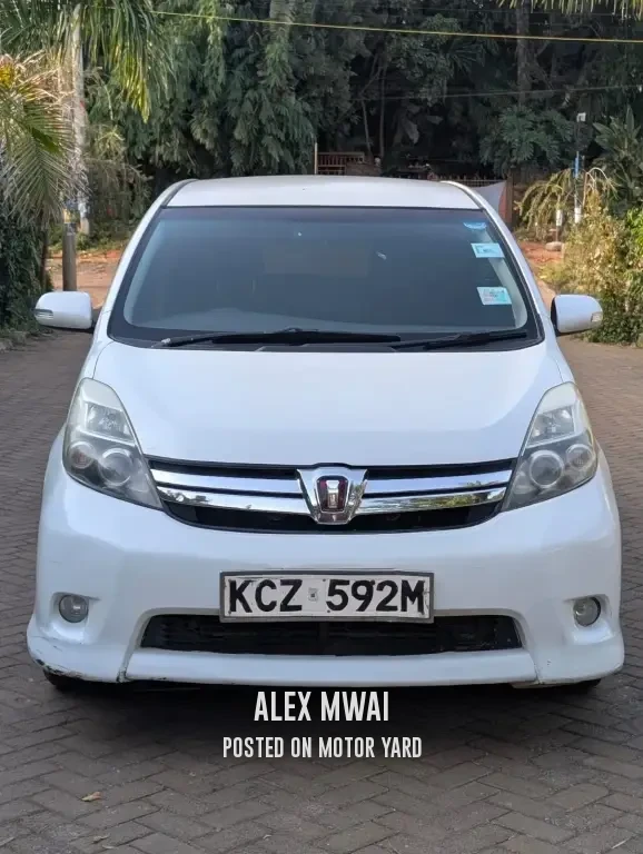 Toyota ISIS 2013 White