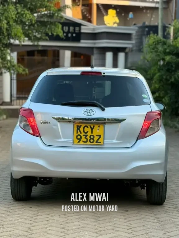 Toyota Vitz 2012 Silver