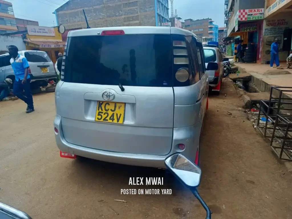 Toyota Sienta 2015 Silver