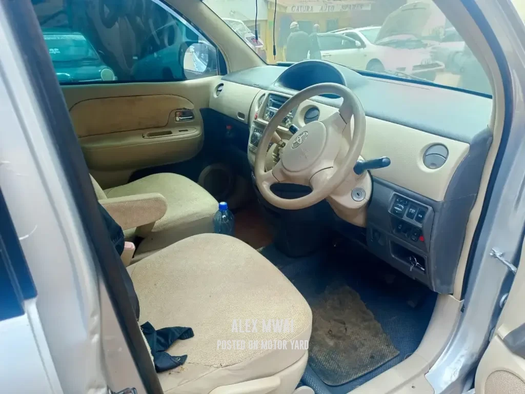 Toyota Sienta 2015 Silver