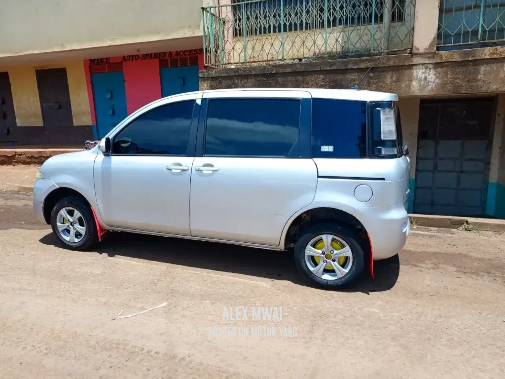 Toyota Sienta 2016 Silver