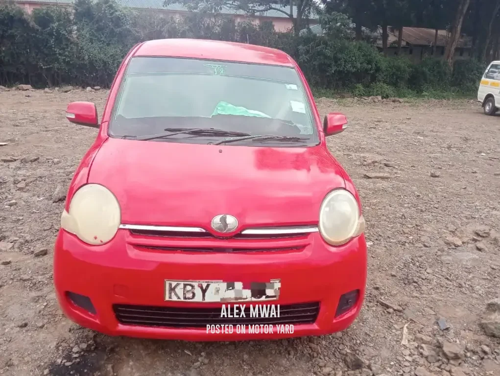 Toyota Sienta 2012 Red