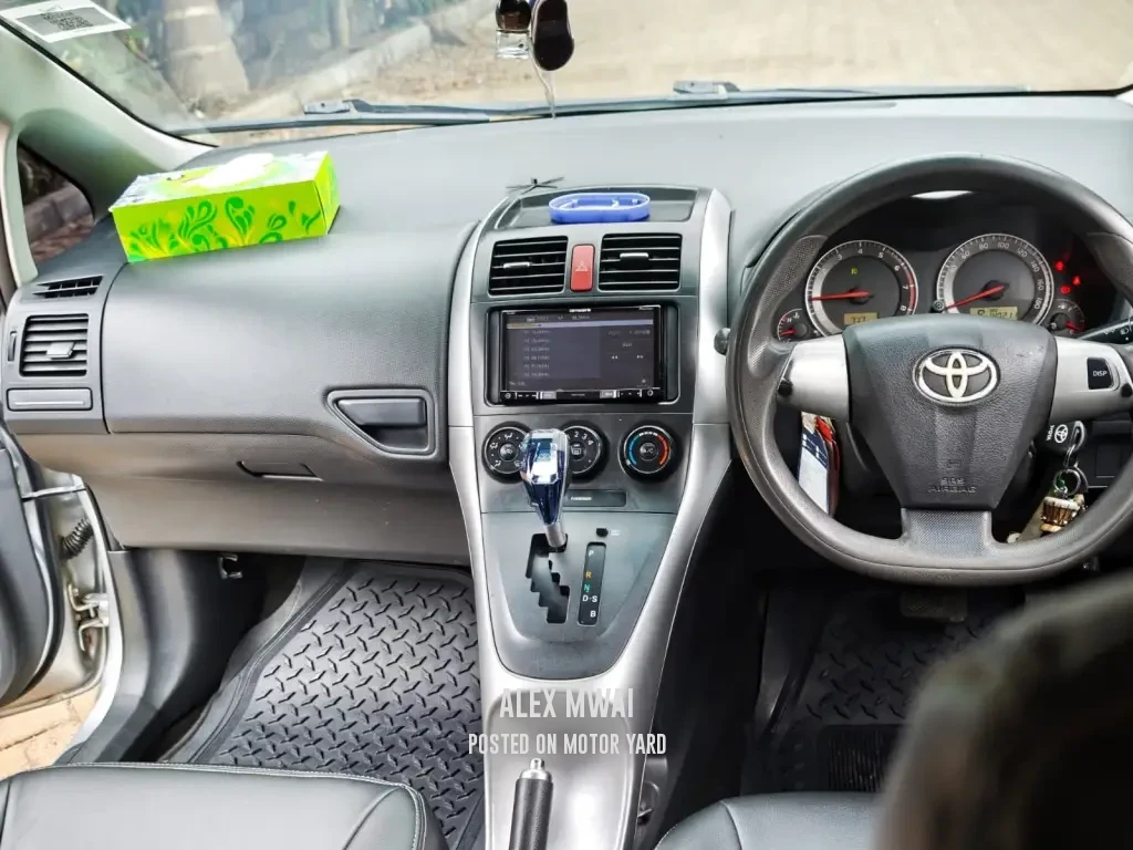 Toyota Auris 2012 Silver